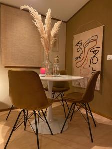 勒特朗舍芒Chalet ZWIN & ZEE Cadzand-Retranchement的一间配备有白色桌椅的用餐室