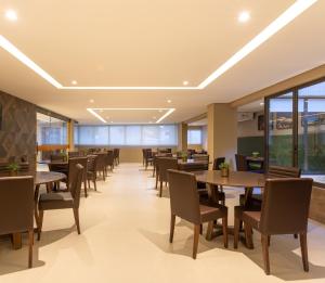 若昂佩索阿Hotel Annamar Premium的用餐室配有桌椅