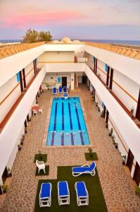 达哈布Golden Plaza Dahab Resort的享有带躺椅的游泳池的顶部景致