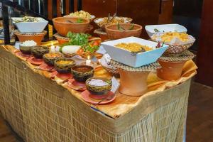 锡吉里亚Sigiriya Melrose Villas的桌上放着一碗食物