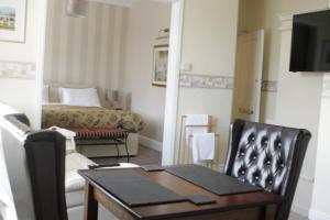 兰迪德诺The Snowdonia Apartments的客厅配有桌子和沙发