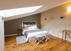 普瓦捷Clos des Moulins的一间卧室设有一张大床和天窗