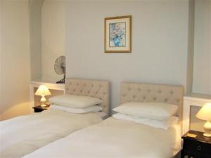 彭赞斯顿恩丁旅馆的卧室配有白色的床和2个枕头