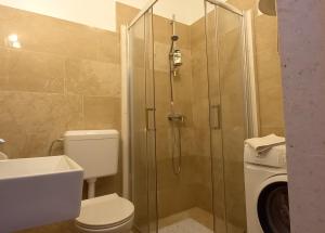 SavarApartman Lapis的带淋浴、卫生间和盥洗盆的浴室