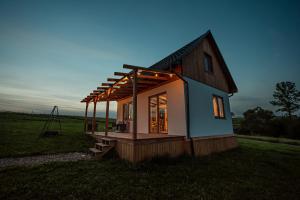 下乌斯奇基Pastelova Krova - domki w Bieszczadach的田间中的小房子