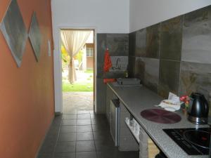 马林塔尔Aub Guesthouse - Mariental的厨房配有柜台和水槽