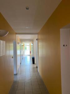 格拉茨Arbeiterwohnheim Workers Dormitory Graz的一条空的走廊,走廊通往房间