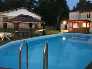 米尔库尔Villa Sainte Barbe的房屋前的游泳池