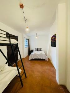 危地马拉安地瓜Casa ELA的一间带双层床的房间和一间带梯子的卧室