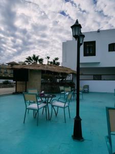 沙姆沙伊赫Badawia Sharm Resort的一组椅子和一张桌子以及一条街灯
