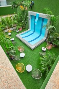 波尔图Chic & Basic Gravity的享有游泳池、椅子和庭院的顶部景致