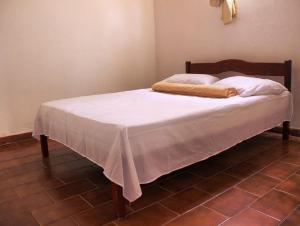 伊比科阿拉Hostel Universo的床上有一条白色的毯子