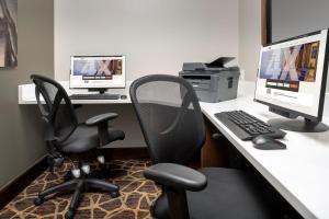 查尔斯顿驻桥套房假日酒店 - 北查尔斯顿的一个办公室,有两台电脑显示器和一台打印机