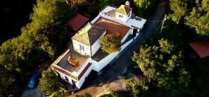 蓬塔利亚纳Casa Lomo Cabo的享有白色大房子的顶部景色