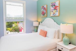 麦基诺岛Island House Hotel的卧室配有白色的床和窗户。