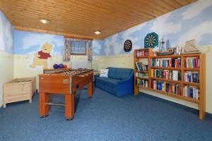 弗拉绍安德烈亚斯度假公寓的儿童间,设有书架、桌子和书架