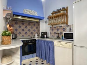 卡莫纳Casa Boutique Eros的一间带炉灶和洗碗机的厨房