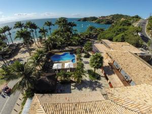布希奥斯里约布希奥斯精品酒店的享有带游泳池的度假村的空中景致