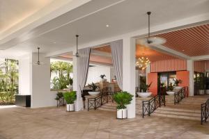 棕榈滩花园PGA National Resort的一个带桌椅的度假村大堂