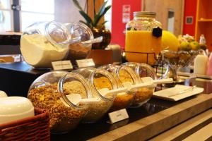 瓜舒佩Ibis Guaxupe的柜台上玻璃碗里的食物展示