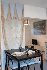PerafitaPorto Smart Apartments- airport的一间用餐室,配有黑色的桌子和椅子