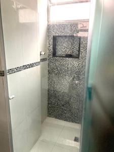 里约热内卢Daniel Cozy Flat Copa 1 - à 5min da praia的一间带淋浴的浴室和瓷砖墙