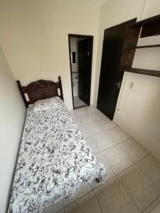 欧鲁普雷图Cantinho em Ouro Preto的一间卧室配有一张床铺,床上有毯子