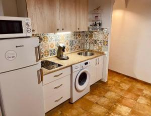 卡索拉CASA CRIS OLDTOWN Cazorla的厨房配有白色冰箱和水槽