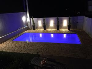 塞拉内格拉tranquilidade的夜晚带灯光的蓝色游泳池