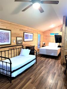 韦斯特波特Westport Inn Cabins的木墙客房的两张床