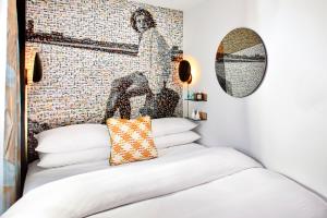 旧金山The Hotel Castro San Francisco的一间卧室配有一张带马赛克墙的床。