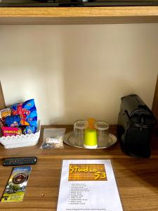 迪亚曼蒂纳STUDIO 53的一张桌子,上面放着袋子,还有一些食物和饮料