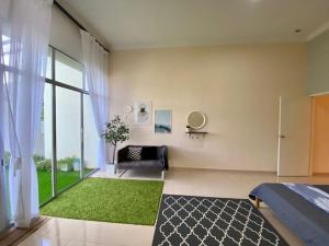 昔加末Qaseh Guest House - for Malay only的一间卧室配有床和绿色地毯