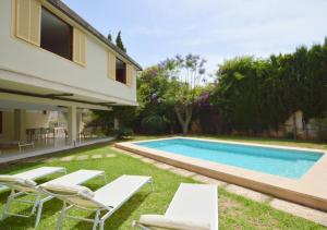 马略卡岛帕尔马Villa Palma的后院设有游泳池、椅子和房屋