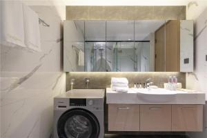 成都成都恺亚公馆服务式公寓的一间带洗衣机和水槽的浴室