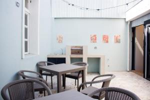 瓦尔帕莱索Casa Baron的带桌椅的房间和厨房