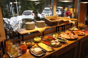 什切尔克Gronik的餐桌上的自助餐,包括盘子和菜肴