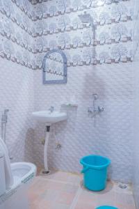 阿尔莫拉Mehra Cottage的浴室配有盥洗盆、卫生间和浴缸。