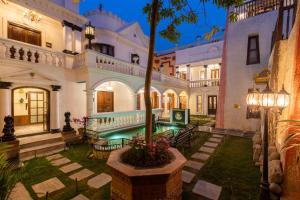 加德满都Baber Mahal Vilas - The Heritage Hotel的享有带庭院的建筑外部景色