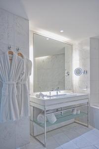 罗安达InterContinental Luanda Miramar, an IHG Hotel的一间带水槽和大镜子的浴室