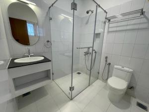 钦奈Hanu Reddy Residences - Nawab Habibullah Avenue的带淋浴、卫生间和盥洗盆的浴室