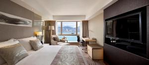 香港香港帝苑酒店的配有一张床和一台平面电视的酒店客房