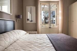 加利波利Faro Bianco Gallipoli - Suites & Apartments的一间卧室设有一张大床和一个窗户。