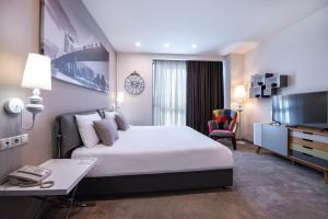 埃里温歌剧套房酒店 的酒店客房设有一张大床和一张书桌。