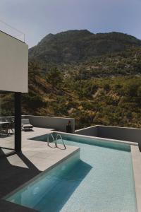 Kyra PanagiaAposperia Memorable Living的一座山顶建筑的游泳池
