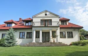 克拉科夫Villa Sofia的一座大型白色房屋,设有红色屋顶