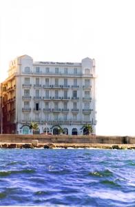 亚历山大Windsor Palace Luxury Heritage Hotel Since 1906 by Paradise Inn Group的水边的白色大建筑