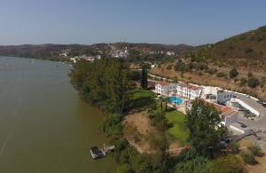 阿尔科廷阿尔科廷酒店的享有河边房屋的空中景致