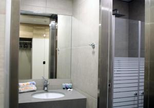 耶路撒冷HI拉宾 - 耶路撒冷旅舍的浴室配有盥洗盆和带镜子的淋浴
