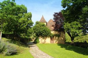 Saint-CybranetMaison de 4 chambres avec piscine partagee et jardin amenage a Saint Cybranet的一座带花园和走道的老房子